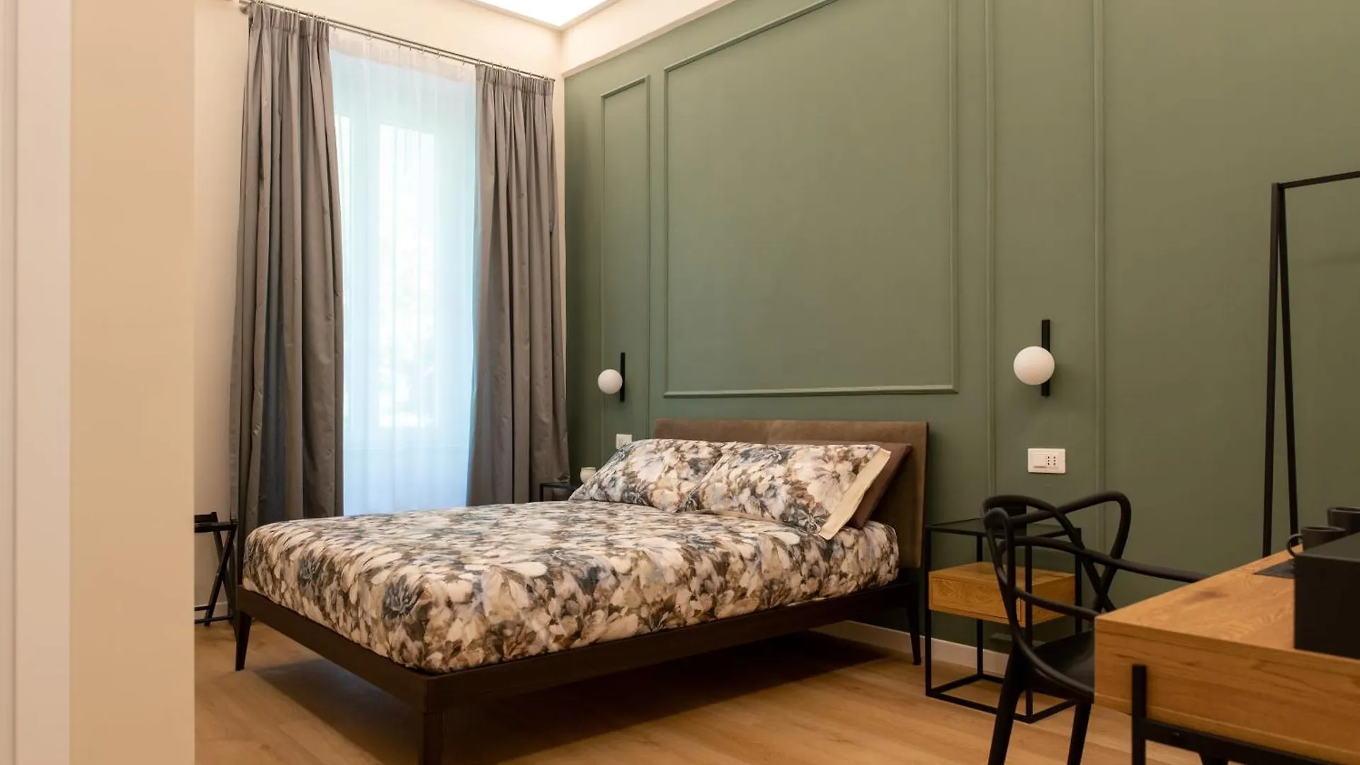 Suite 33 Naples 0*,