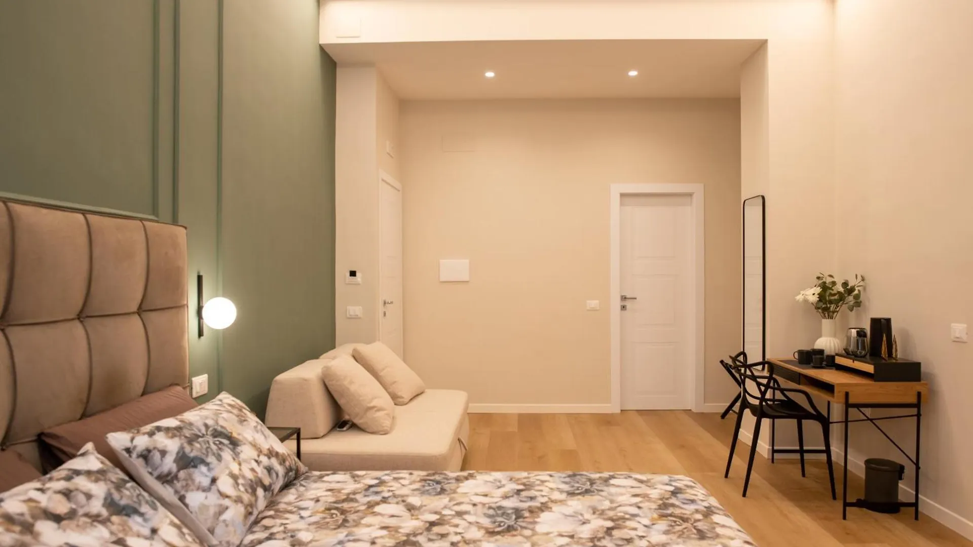 Suite 33 Naples
